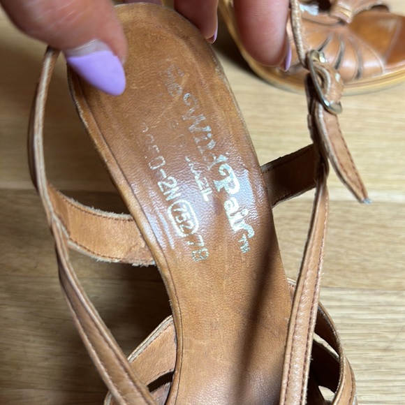 Elegant Tan Leather Sandals - Picture 3 of 4